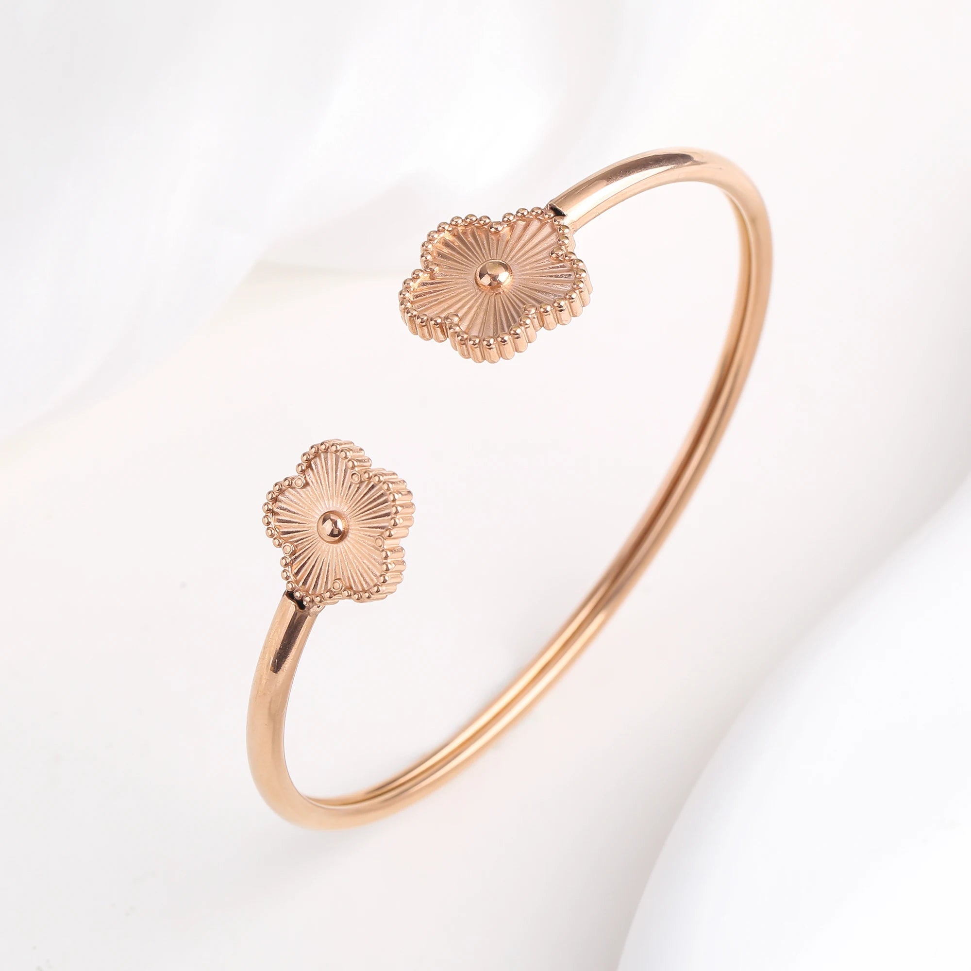 Amara Leaf Bangle - Maison Vanessa