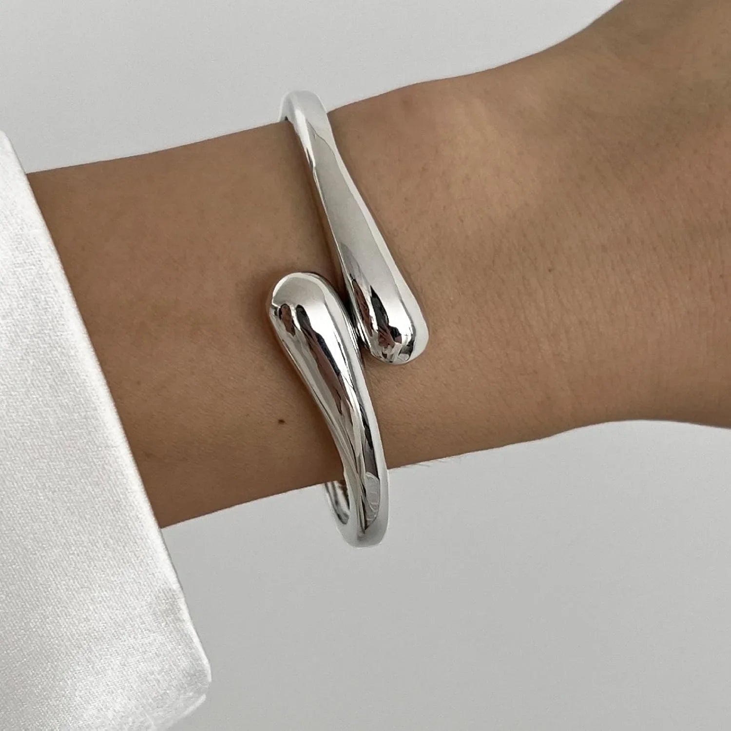 Liora Twist Bangle - Maison Vanessa