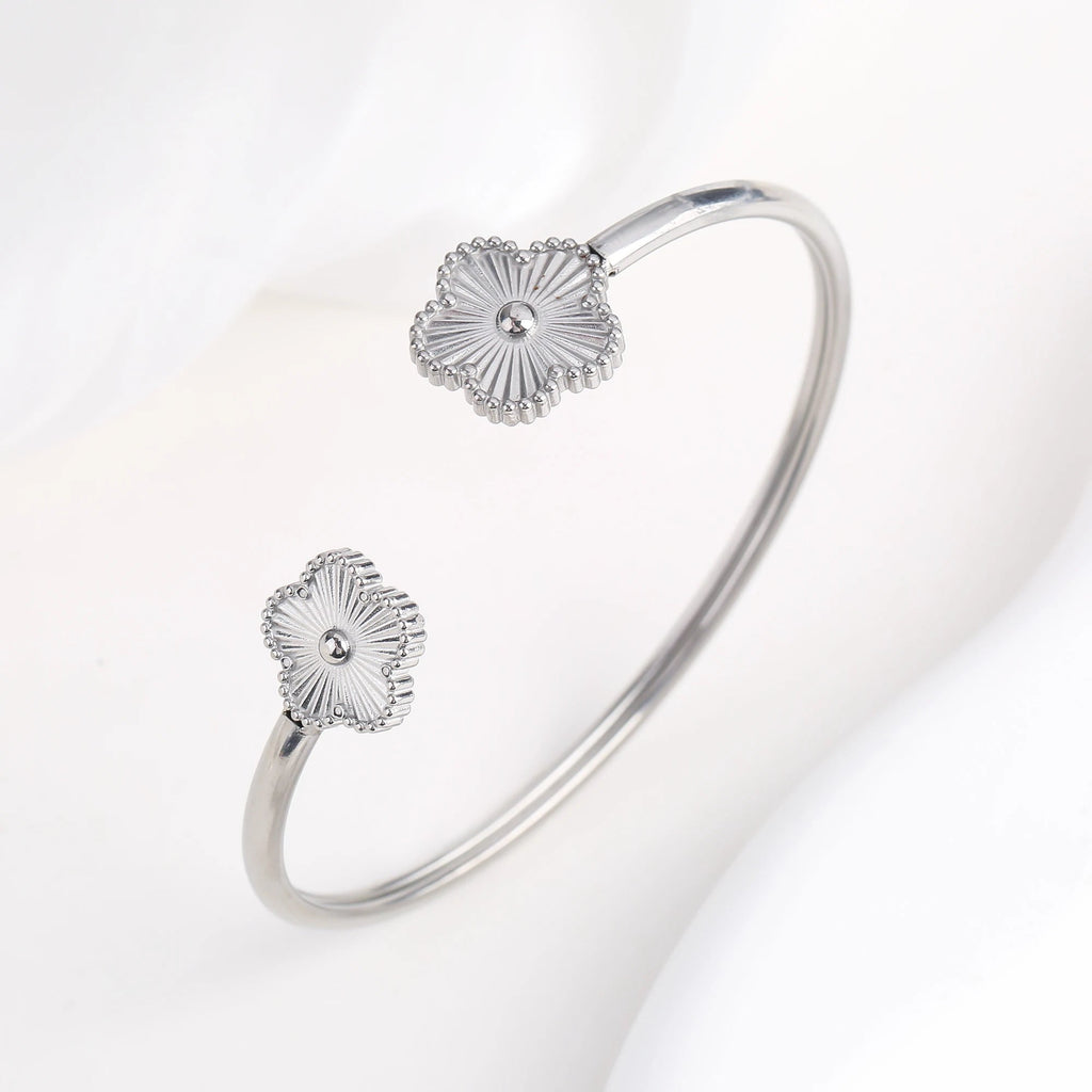 Amara Leaf Bangle - Maison Vanessa