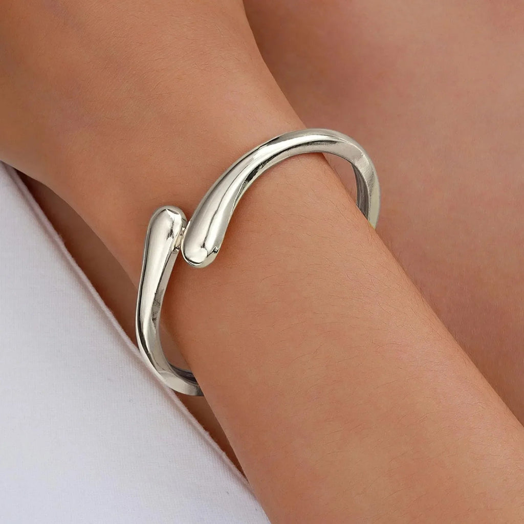 Liora Twist Bangle - Maison Vanessa