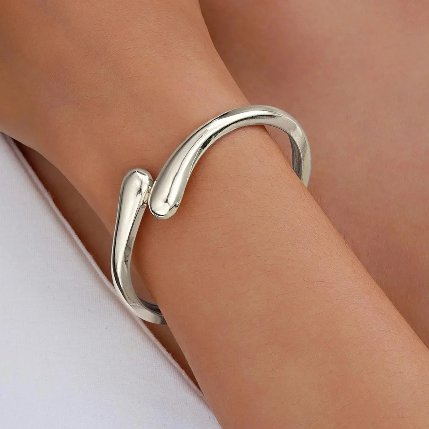 Liora Twist Bangle - Maison Vanessa