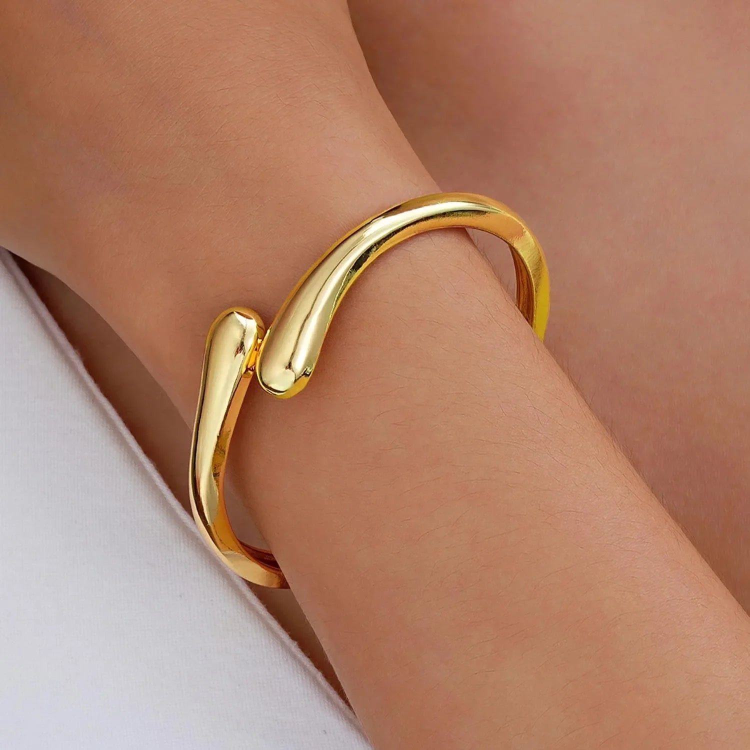 Liora Twist Bangle - Maison Vanessa