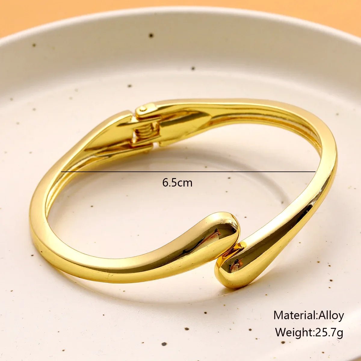 Liora Twist Bangle - Maison Vanessa